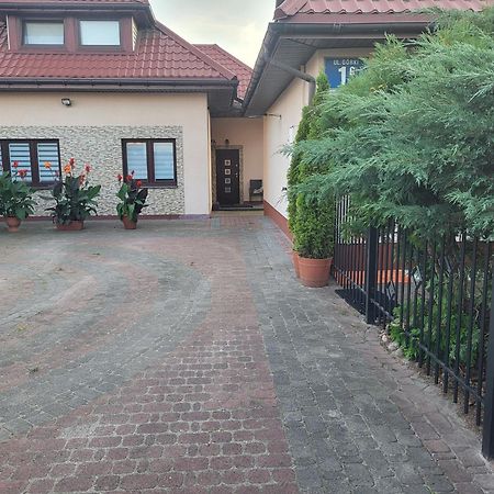 Radzymin Pd Faktura Apartamenty Na Przedmiesciach Z Prywatnym Parkingiem I Ogrodem Екстер'єр фото